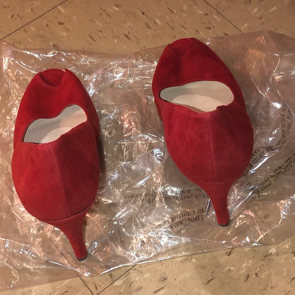 Peep toe red pump